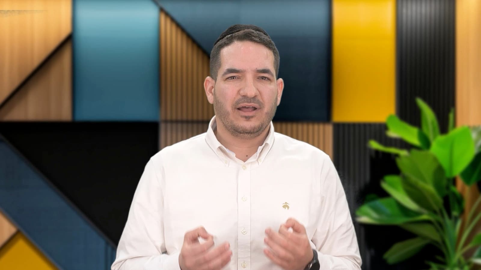 יוסף בן שושן מדבר אל המצלמה באולפן של הקורס הדיגיטלי